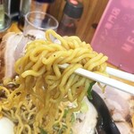 ラーメン専門店 くろべぇ - 麺は中太縮れ麺。黒いスープを吸って美味いっ！食べ応えのある麺ですな。