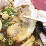 ラーメン専門店 くろべぇ - チャーシューは厚みのある豚バラ肉。約12cmの大きさでスープに沈めておくとトロトロになって美味いっす。
これが、なんと8枚も入っております。