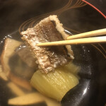 うち山 - お昼のコース５５００円。赤茄子と焼き鱧の椀。焼き鱧は香ばしく、それでいて出汁の邪魔をせず、とても美味しかったです（╹◡╹）