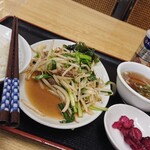 香港飯店 - ニラレバ定食 ￥890 何故か？ワカメがのっている！