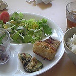 空の駅 風和里しばやま レストランフワリ - ご飯は雑穀米もあります。肉料理も１～２種類あります。