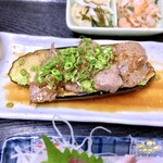十八番 - 天然ブリ刺し、牛肉焼き、揚げ茄子定食。¥950。