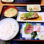十八番 - 天然ブリ刺し、牛肉焼き、揚げ茄子定食。¥950。