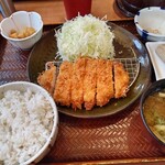 Gohandokorokatuan - ロースかつ定食690円(外税)
                        定食は無料で麦飯に変更出来ます。