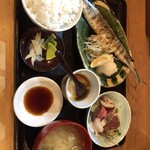 Sakana Shokudou Kiteretsu - 秋刀魚塩焼きとお刺身の定食