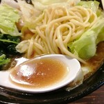 家系ラーメン クックら - 醤油味がキリリと効いたスープ。麺はどこから仕入れているのか、かためオーダーならむちむちを超えてみちっと粉密度の高いなかなかの豪麺。