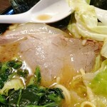 家系ラーメン クックら - 写真ではわかりづらいですが、２種類のチャーシュー。うち１枚は程よい燻香を放ち、旨い。
