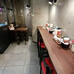 家系ラーメン クックら - テーブル席はひとつになり、壁向きカウンター席が増設された。コンクリ打ちっぱなしのどこかスタイリッシュな店内。