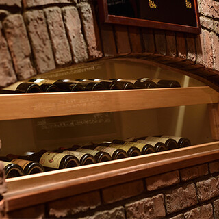 ソムリエが選び抜いたワインは、200～300種類ございます