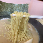 とんこつラーメンの穂月 - 麺リフト⤴️