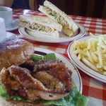 クラシカル コーヒー ロースター カフェ - モーニングのチキングリル＆ツナサンド＋ポテト＆オニオン