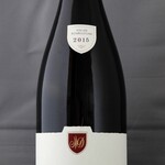 CHEVALIER - このワインはアロス･コルトン村と、ラドワ村にあるマラトレ家自宅前の樹齢50才以上の古木を厳選して混醸している“お百姓元詰めワイン”である。木いちごのアロマ、渋味と甘うま味のバランスが落ち着いている。素朴で端正な印象の赤ワインである。