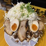 濃厚煮干とんこつラーメン 石田てっぺい - キャベ鬼盛+チャーシュー+味玉