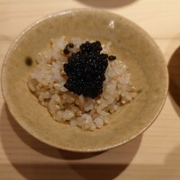 海味 - シャリの玄米にキャビアを乗せて