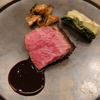 銀座 大石 - 飛騨牛飛び牛のランプ肉 焼きロレインレタス、ジャガイモと玉ねぎのソテー添え 赤ワインソースまたは塩