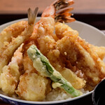 天ぷらバル 天龍 - 海鮮天丼　海の宝石箱～海老・キス・イカ・貝柱～