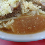 ラーメン二郎 - レンゲを入れるとこれ！