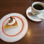カエデ珈琲 - キャラメルチーズケーキとブレンドコーヒー
