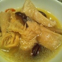 御膳房 銀座店 - 烏骨鶏のきのこ鍋