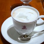 珈琲舎のだ - 甘党ではないのですが、ウインナコーヒーが好きですので「生クリーム」タップリ入れました。