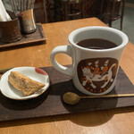 喫茶 橙灯 - オリジナルのカップで、ノンカフェインのエチオピアの浅煎りを。
            お茶請けは硬いビスコッティみたいな香ばしいやつ