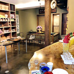 曼荼羅茶 - カウンター 奥に座敷も