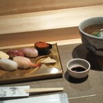 寿し芳 - 中寿司、他にかっぱ巻き、かんぴょう巻きが付きます。
      あおさそば（少なめ）