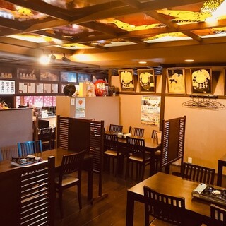 ゆったり過ごせる店内に飾られた力士の絵が印象的！