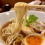 中華そば 髙野 - 低加水ストレート中細麺はツルツルニュルニュル