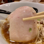 中華そば 髙野 - 低温調理鶏胸チャーシューは柔らかくジューシー