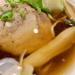 中華そば 髙野 - 穂先メンマはシャッキリ、柔らかトロチュルワンタンは生姜が効いたアン