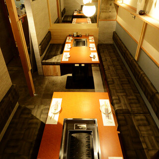 Private rooms for 10 people can be connected to accommodate up to 20 people in a private room space. *There is a partition in the center.