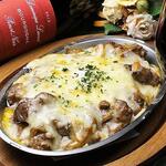 蜂の子 - たまレバ(若鶏のレバとキャベツ、白菜などを煮込んだデミグラスソースをスパゲッティにかけて玉子を添えたグラタン
