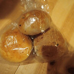 タローベーカリー - 玄米プチパン　ひとくち大くらいのまるいパンで、玄米の風味がいいのミャ