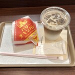 ブレクレール - 「バターチキンカレーパン」(170円)+「カフェラテ(ICE)」(150円)