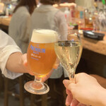 Sakanade Baru Uochika - 生ビール¥550とセットのスパークリングワインで乾杯