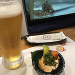 旬彩 - 生ビールとお通し(あん肝のポン酢)
      奥の海老は食べてません（笑）