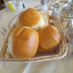 メインダイニングルーム - 自家製の焼き立てパン