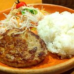 びっくりドンキー - こういうプレーンなハンバーグが好き。意外と焦げ茶色ではない焼き具合。でも、美味しいんだな。ソースドバドバなハンバーグよりこういうのが好き。