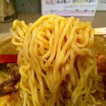 味噌の達人 - 麺は中細ちぢれ麺