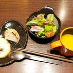 Itapan Junia - ランチセットのサラダ、パン、スープ