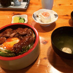天力 - 料理写真:牛ステーキ丼(目玉焼き付き)   ¥870-