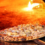 Itarian Shokudou Piza Maria - ピザを焼いているところ