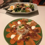 malibu PIZZERIA&CAFE - サーモンマリネと野菜ピクルス。ピクルスは、すっぱくなく、オニオンスライス、ケーパーも乗っています。