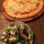 ONE on ONE - マルゲリータ (*´-`) pizza salad