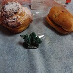 シュークリームのお店 ひよこ - 料理写真:左：シュークリーム、右：ミートソースとシャウエッセンのシュークリーム　各180円