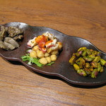 カッチャル バッチャル - （2012.07）前菜三種盛り　580円　左から砂肝のコンフィ・たことヒヨコ豆のサラダ・マサラピスタチオ