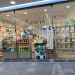 LUPICIA - 外観。
                      相模大野改札口側から。
                      「お待たせしました！アイスクリーム入荷しました！」と書いてあって、わ！と急いだ。
                      売り切れ前に購入必須です。