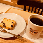 カフェ カリオカ - ブレンドコーヒー、イチジクのパウンドケーキ
            ともに税込¥330