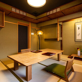 一枚板のくりの木のテーブルが目を引く座敷となっております。（最大4名様）